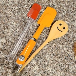 Spatulas and wooden spoon